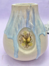 Load image into Gallery viewer, vase with dried flowers in resin close up
